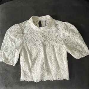 Sommartopp - Super gullig sommartopp i spets med lite polohals, i storlek S 