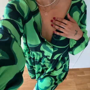 Oversized långärmad klänning  - Stor och bekväm i storleken, långa ärmar, knälång, tunn och skön 