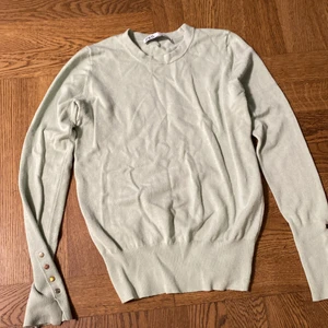Zara tröja  - Säljer min jätte snygga ljusgröna tröja från zara.Som är i väldigt bra skick,har bara andvänt den några få gånger.Jag säljer den för 200kr,jag har en likadan fast i blå som jag också säljer men den säljer jag billigare för den är i sämre skick. Strl är S💓