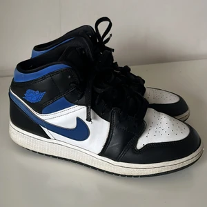 Air Jordan 1 Mid White Racer Blue (GS) - Nypris 2490kr, 1år gamla, begagnat fint skick