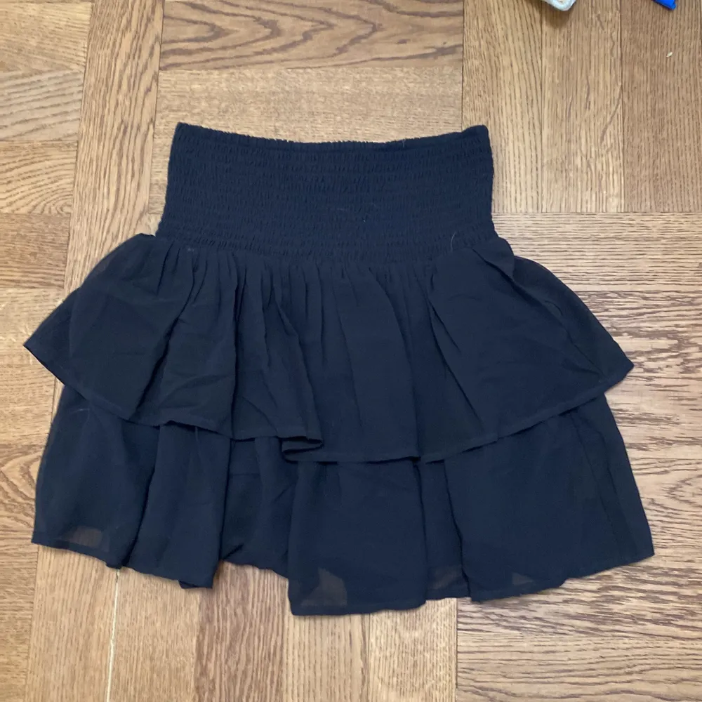En jätte snygg Kappahl kjol som bara är använd några få gånger. Men tyvärr inte kommer till användning längre så därför säljer jag den. Storleken är 146-152 men passar även dem som har större eller mindre. Den är även töjbar i midjan😘❤️‍🔥. Kjolar.