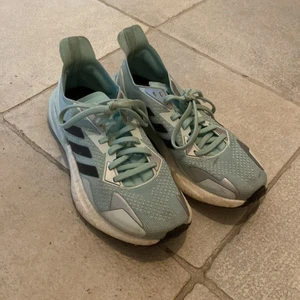 Adidas Boost löparskor - Mycket sparsamt använda pga för små. Lite små i storlekarna eftersom jag brukar ha 39 men dessa är för små. Skulle säga att de passar en 38,5