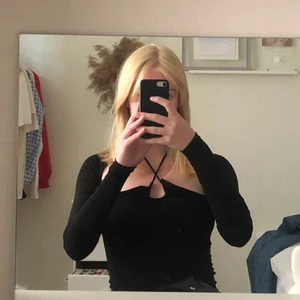 Svart keyhole klänning - Säljer denna söta klänning från NAKD som passar perfekt till fest🖤 klänningen är endast testad. Frakt kan variera beroende på pris. (Tryck INTE på köp nu)