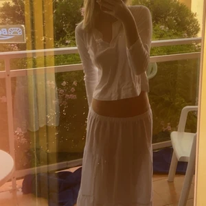 Vit långkjol - Säljer en helt ny lång kjol. Köpt för mindre än en månad sedan i Spanien, endast använd en gång. Passar mig som är xs/s passar även större (stretchiga midja)