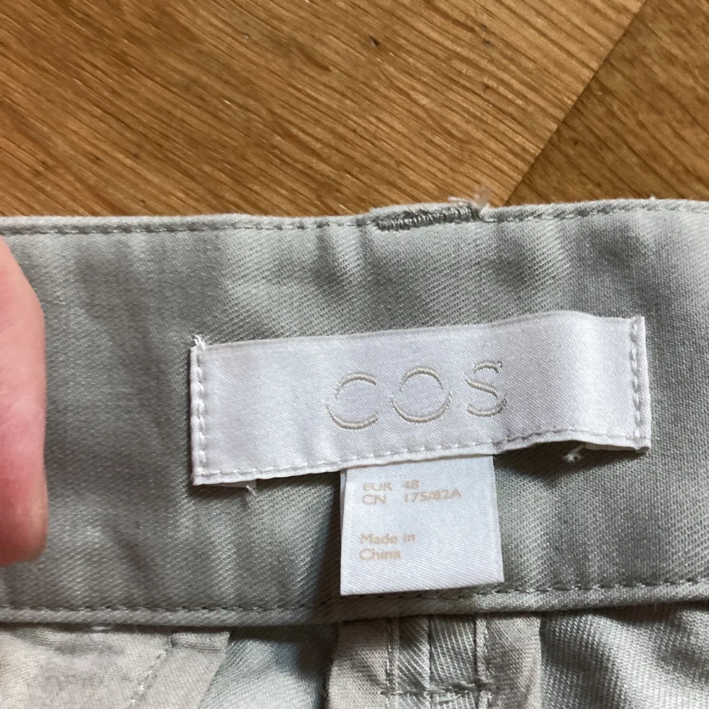 Byxor från Cos Condition: 9/10 använt fåtal gånger, inga skador på byxorna Fit: lite oversized. Jeans & Byxor.