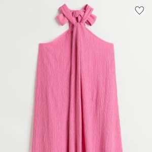 Halterneck klänning - Säljer denna slutsålda klänning från HM trend. Använd en gång. Storlek XS.