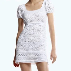 Virkad klänning från Zara - Säljer denna slutsålda klänning från Zara. Storlek XS