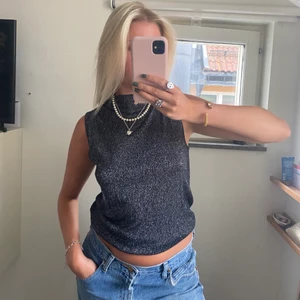 Glitter topp - superfin glittertopp som jag shoppat secondhand! Storlek s/m! Så fin med halterneck, hör av er vid funderingar, fraktar endast 🪩🦓🫶🏼 (använder ej ”köp nu” funktionen) 
