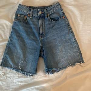 Blåa  jeansshorts från H&m.  Säljer pga för små. Kom privat för fler bilder eller om ni har några frågor.❤️