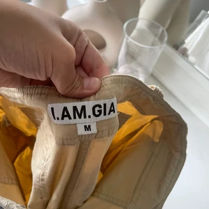 Cargo byxor Iam gia biege - Beiga cargo byxor från Iamgia i stl M.  Köpta för 1000kr mitt pris 300kr 