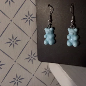 Örhängen Ljusblå Björnar - Ett par oanvända gummibjörnsörhängen som det aldrig blivit av att jag använt.  FRAKT 13 KR!
