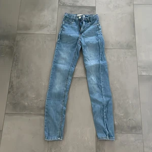 Mollyjeans från gina  - Jättefina mollyjeans ifrån Gina, byxorna är dessutom som nya !!💗