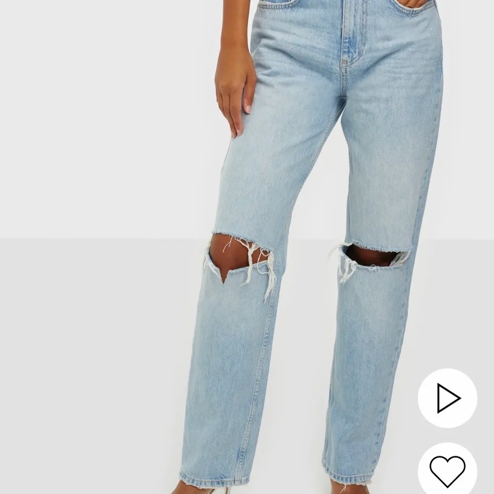 Ett par ljus blå jeans från Gina med hål i knäna. I storlek 36. Köpta på Nelly, nypris 599 kr. Relativt använda, säljes pågrund av att de inte passar mig längre . Jeans & Byxor.