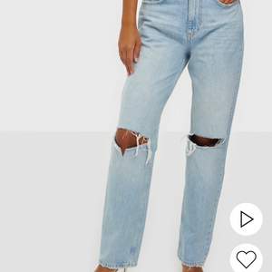 Ett par ljus blå jeans från Gina med hål i knäna. I storlek 36. Köpta på Nelly, nypris 599 kr. Relativt använda, säljes pågrund av att de inte passar mig längre 