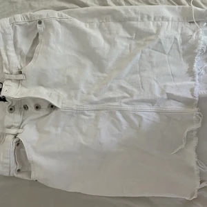 Jeanskjol  - Fin vit jeanskjol, perfekt till sensommaren 🍹