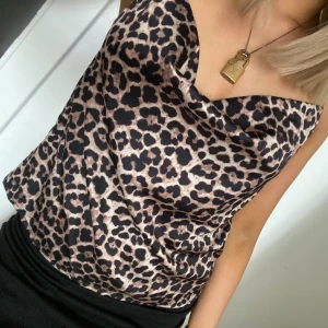 Leopard Linne - Leopard Linne från NA-KD i satinmaterial, korsad i ryggen som på sista bilden, reglerbara band, strl 34, helt ny, aldrig använd så som ny, nyskick