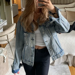 Jeansjacka - Jeansjacka från bikbok som är skitsnygg tvätt på!