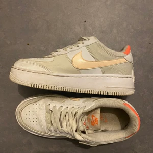 Nike Air Force 1 (strl 36,5)  - Säljer nu mina air force, som ni ser på bilden finns det slitage men mycket är även smuts som förmodligen går att rengöra för den som vill. Storlek 36,5, passar förmodligen strl 37 då de är rymliga i storleken. 369 inkl frakt (skickar spårbart PostNord)