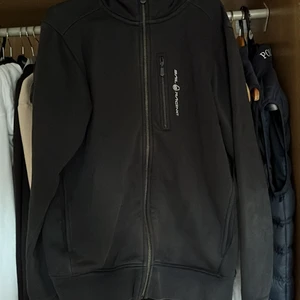 Sail Racing tröja - Sail Racing zip i storlek S kan passa M, nypris 1200kr