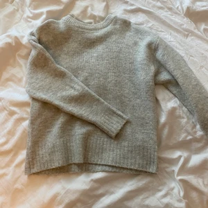 Grå stickad - Sticks inte