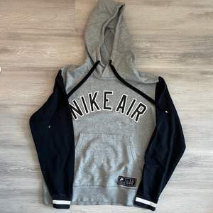 Skitsnygg Nike air hoodie, storleken är M men den är lite oversized