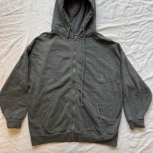 Grå hoodie i storlek M. Tröjan är aldrig använd då den är lite för liten (176 cm), så den är i mycket bra skick och har en fin passform.   Skrev för mer info eller bilder💕 Frakt tillkommer 
