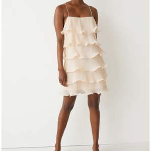 Nästan helt ny klänning i storlek 38! Använd 1 gång! Nypris 900kr, säljer för 600kr vid snabb affär💕