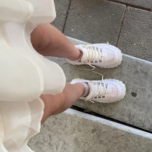 Eytys Angel Canvas - Säljer mina skitsnygga Eytys som är i modellen  Angel Canvas, som jag inte behöver längre. Tror jag köpte dem på boozt.com för 2400kr. De är ganska smutsiga, men det går nog att lösa. Skickas i orginala skolådan som jag har kvar. Storlek 36 men passar 37