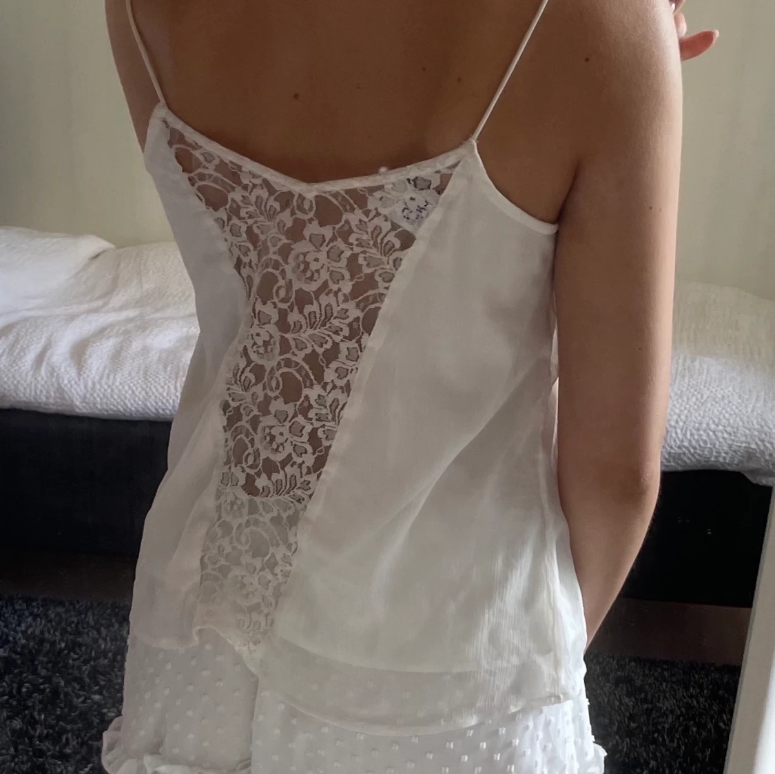 Vitt linne med spetsdetaljer - 90