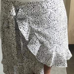 En kjol med mönster från Shein i storlek Xs