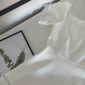 Vit klänning  - Vit klänning perfekt till student / skolavslutningen. Endast testad, prislappen kvar. Köparen står för frakt.