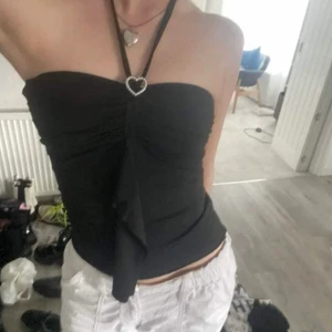 Svart topp - Så himla fin topp. Y2k inspirerad. Aldrig använd! Säljer i Göteborg. FÖRST TILL KVARN🖤