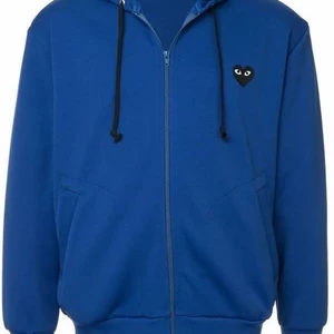 Cdg hoodie  - Säljer min knappt använda cdg hoodie storlek M. Nypris 2800, men säljer för 1300 (pris kan diskuteras). Köpare står för frakt. 