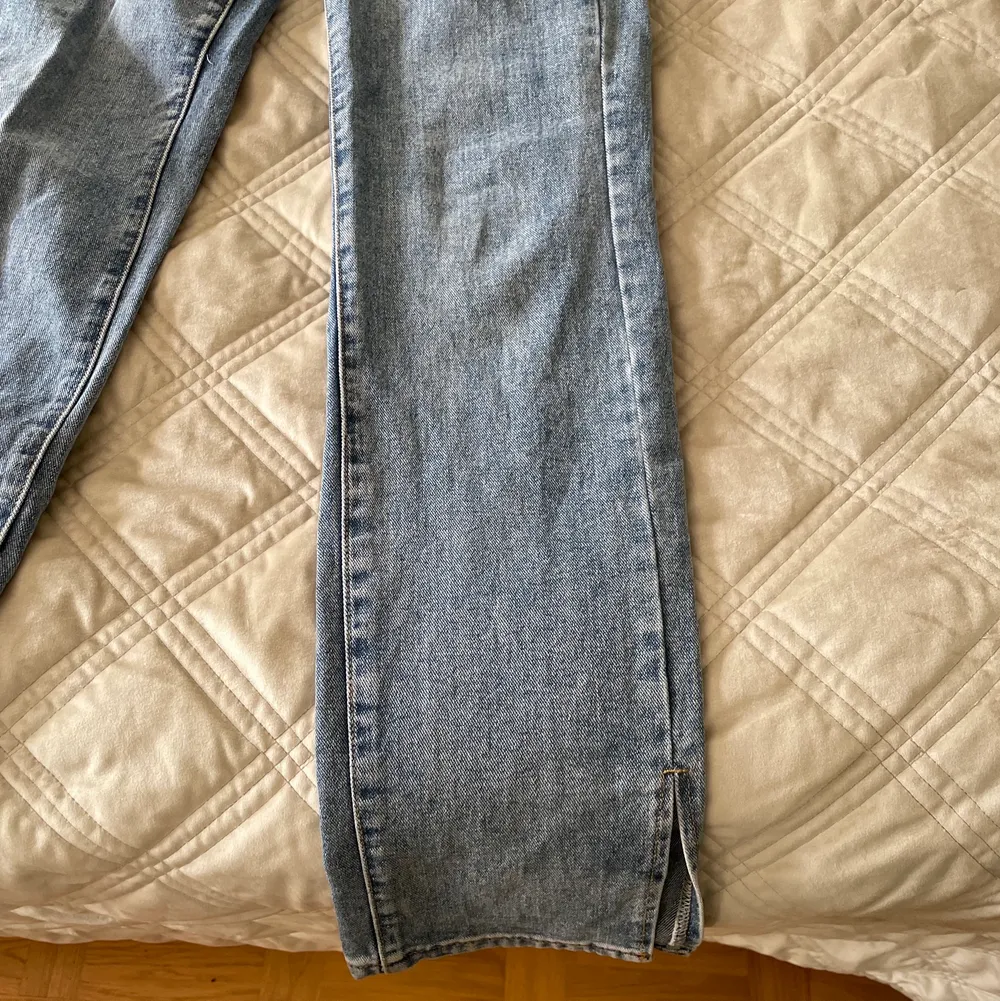 Jeans från PLT aldrig använda. Med en slit över skon. Är 170 lång och dom är bra långd på mig. ❤️. Jeans & Byxor.