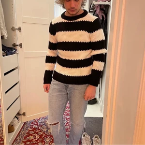 Randig stickad tröja från Sandro - Nypris ca 4000. Gott skick. Kan gå ner i pris vid snabb affär.