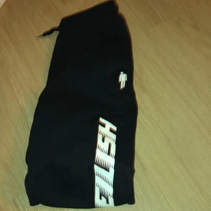 Bille eilish byxor  - Ett bar bille eilish byxor. Aldrig använda och köpta i början av 2022. Hör gärna av dig om du vill ställa några frågor eller är intresserad.💗