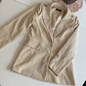 beige manchesterkavaj st 34 - beige manchesterkavaj använd vid ett tillfälle så i nyskick. Säljes pågrund av att den är för liten, är mer som en st 36 än 34. Köparen står för frakten 