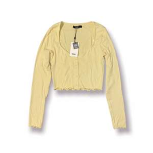 NY OANVÄND med Prislapp Kvar!  Ljusgul långärmad tröja med knappar från BikBok i Storlek S Organic Cotton 