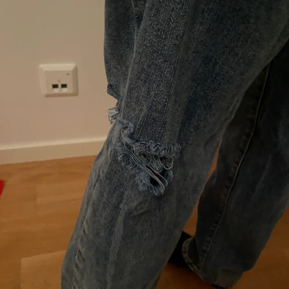 ”baggy” jeans i en typ av mörkblå färg. Köpta från SHEIN och är i storlek XS. Den har ett hål i knät framtill men även ett hål i knät baktill. (Dem är stylade så, ingenting jag har gjort själv). Dem sitter lite löst på mig som är XS. Säljer för 100kr👖. Jeans & Byxor.