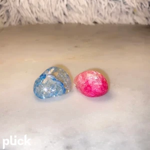  Krackelerad bergkristall💗💙 - Bergkristall ger dig klarhet. Har du någon gång känt dig förvirrad eller överskuggas dina drömmar av andras förväntningar? Då är detta stenen för dig. Bergkristallen kan hjälpa dig att tydliggöra dina tankar och få dig att fokusera på det som är viktigt💜