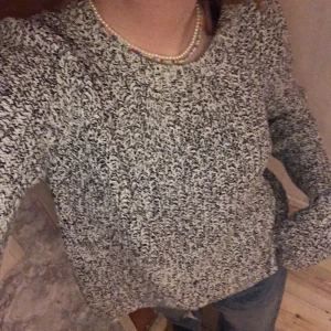 Grå tröja - Grå tröja från H&M i storlek M. Fint skick. 75kr!