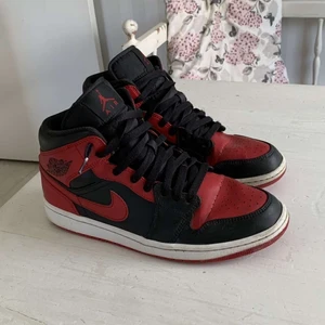 Jordan 1 - Säljer nu mina jordan 1 då dom aldrig kommer till användning längre. Använda men fortfarande bra skick, lite slitage på under sidan men inget som syns. Dom köptes för 1500kr och säljer dom nu för 800kr. Storlek 42,5. Tar även emot bytes förslag