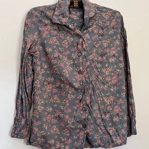 Blommig skjorta  - Blommig skjorta i storlek S. 66/99kr frakt