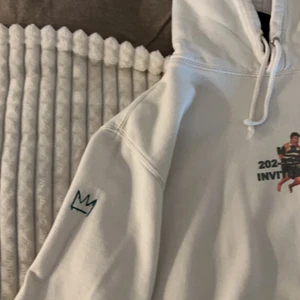 Hov1 merch  - Säljer nu min hov1 hoddie, då den blivit förliten. Sparsamt använd och väldigt bra skick. 