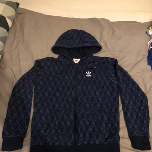 Adidas hoodie zip xs - Säljer en snygg zip hoodie från adidas. Storlek xs i fint skick