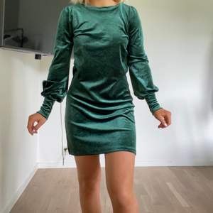 Grön klänning från ginatricot, jag är 155cm🤍köparen står för frakten på 66kr🤍