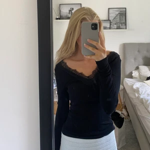 Topp - Jätte fin svart spetts topp från H&M. Knappt använd så nästan nyskick💕