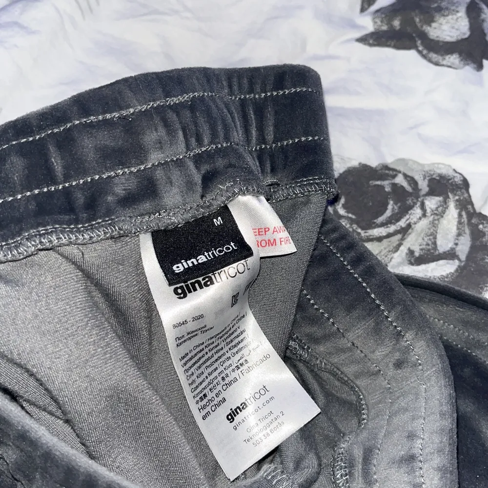 gråa gina tricot byxor, storlek m, använd fåtal gånger, ny skick. ordinarie pris 229kr💘. Jeans & Byxor.
