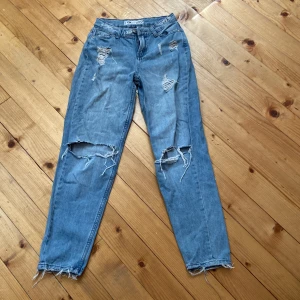 Håliga jeans  - Blåa håliga jeans från shein storlek xxs 