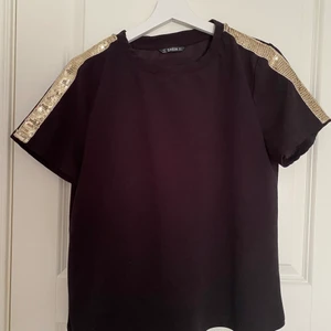 Svart set - Två delar set med guld glitter  Sitter löst 